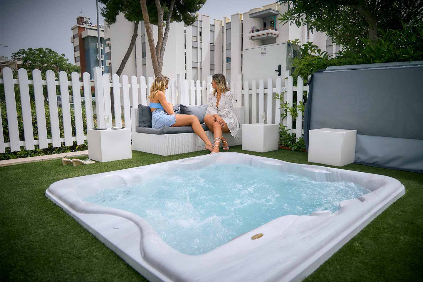 Martinsicuro hotel with hot tub, girls relaxing in the hot tub - Martinsicuro hotel holiday service