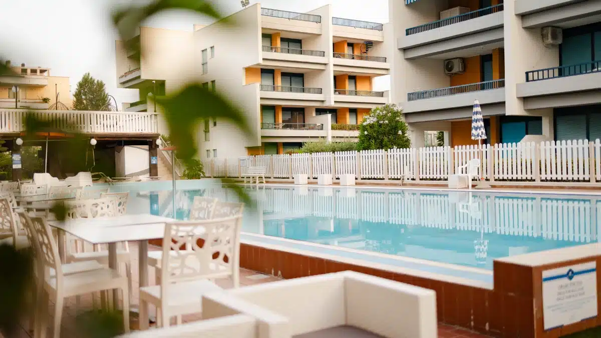 tavoli-hotel-bordo-piscina piscina delle camere e appartamenti la villa, a martinsicuro