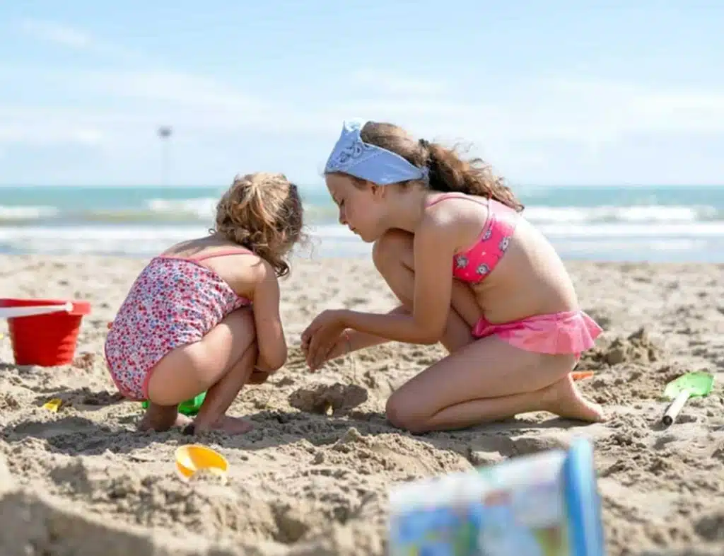 bambini-in-spiaggia-alla-villa-beach-martinsicuro crop bambini-in-spiaggia-alla-villa-beach-martinsicuro crop