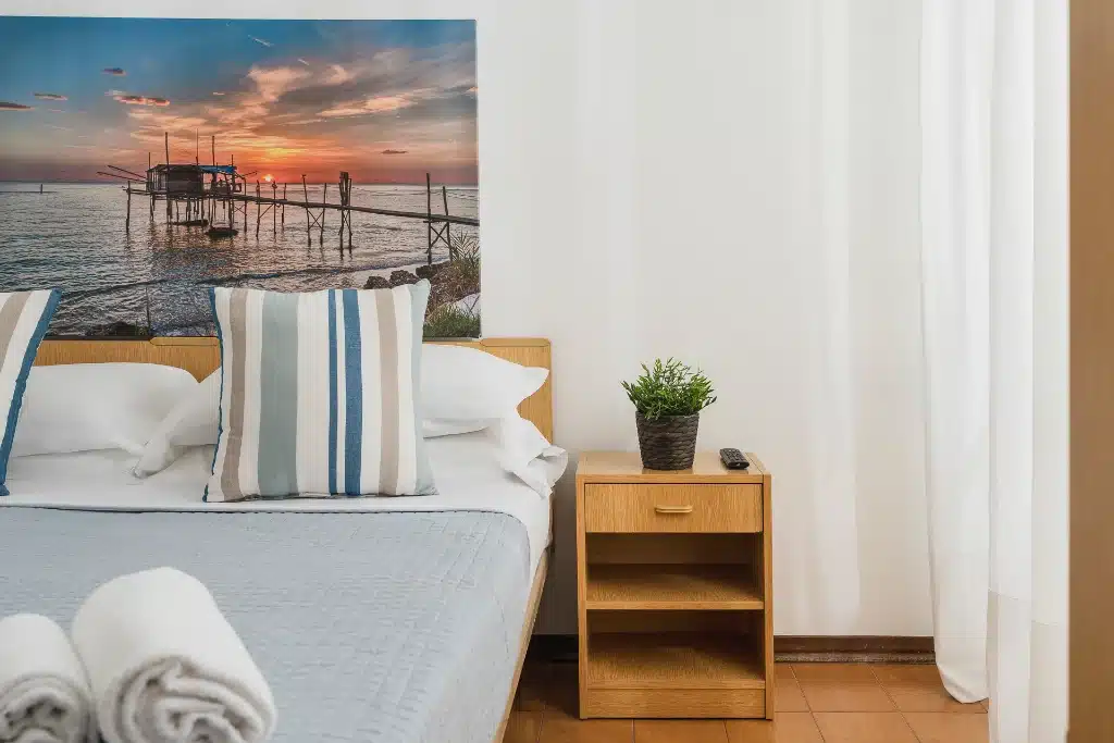 la villa beach: spiaggia a martinsicuro con ombrelloni arancione stabilimento cielo azzurro