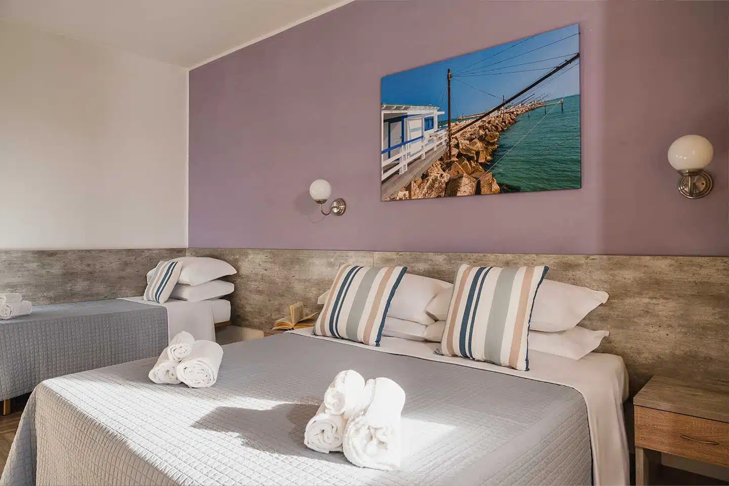 la villa beach: spiaggia a martinsicuro con ombrelloni arancione stabilimento cielo azzurro la villa beach: spiaggia a martinsicuro con ombrelloni arancione stabilimento cielo azzurro