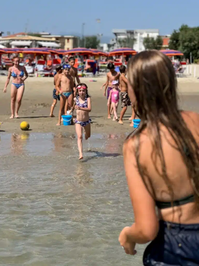 bambini e ragazzi giocano in spiaggia - animazione hotel villa rosa di martinsicuro