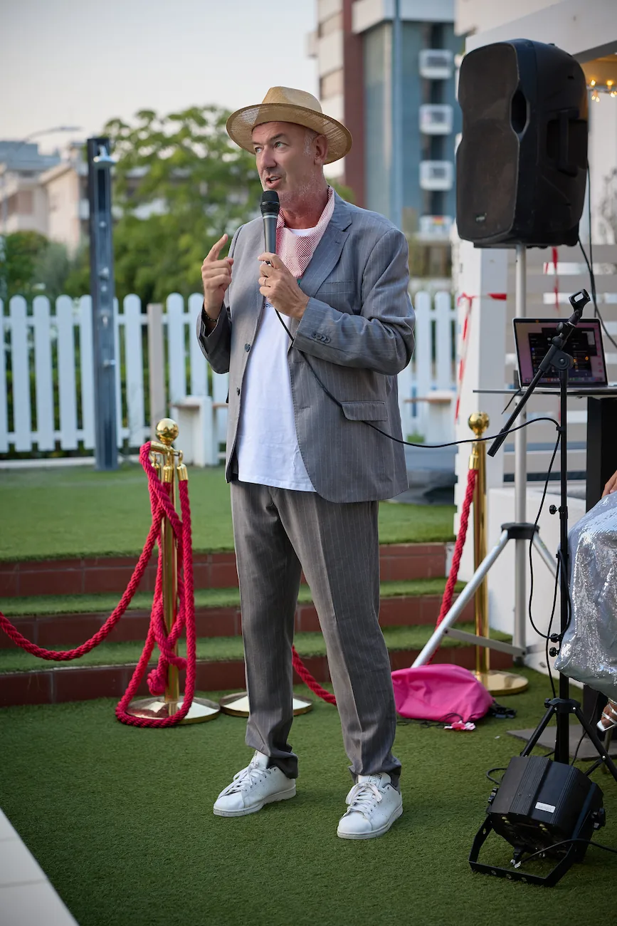 hotel con animazione a martinsicuro: simone animatore titolare introduce ferrabruzzo a ferragosto hotel la villa hotel con animazione a martinsicuro: simone animatore titolare introduce ferrabruzzo a ferragosto hotel la villa
