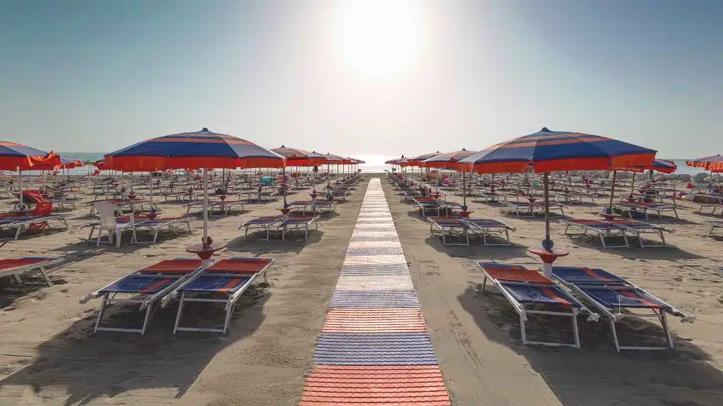 spiaggia la villa beach - martinsicuro - servizi ombrelloni e lettini arancio blu