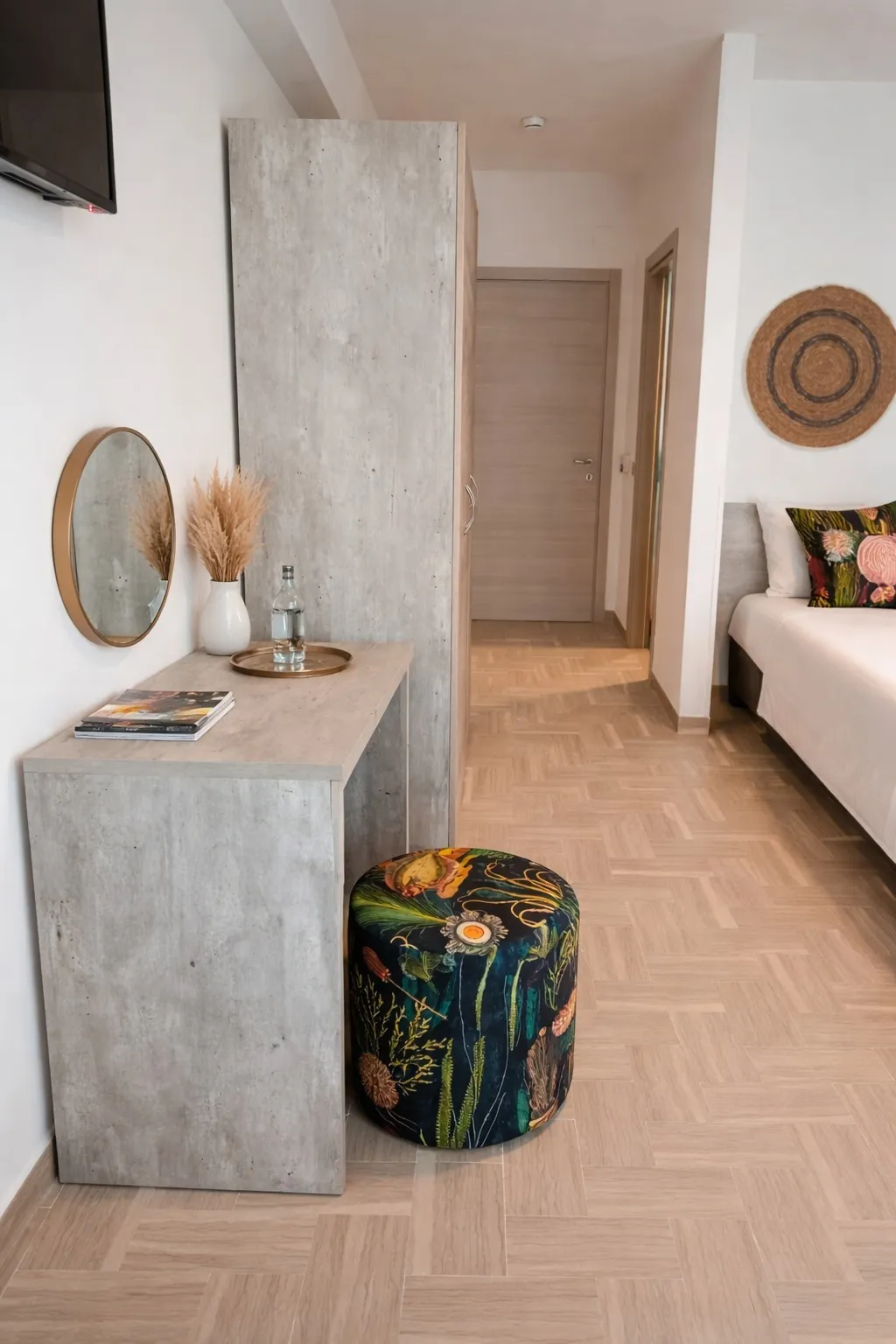 Seaside accommodations in Martinsicuro - rooms and apartments All-inclusive hotel in Martinsicuro. Arrival, elegant lobby, 2 selfies in the hotel